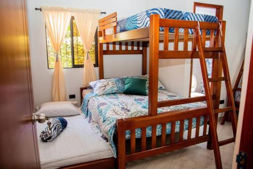 - une chambre avec deux lits superposés et un lit dans l'établissement Finca Maribet, à Cisneros