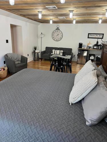 1 dormitorio con 1 cama grande y sala de estar en Sleep at Simplicity en Massena