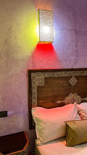 Postel nebo postele na pokoji v ubytování Riad Dar Doura