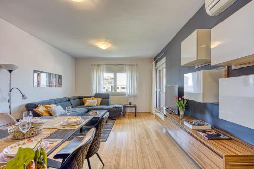 TV a/nebo společenská místnost v ubytování Apartment Dea - Three Bedroom Apartment