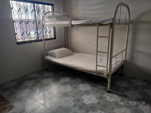 Bunk bed o mga bunk bed sa kuwarto sa Rhythm Bollywood Guesthouse