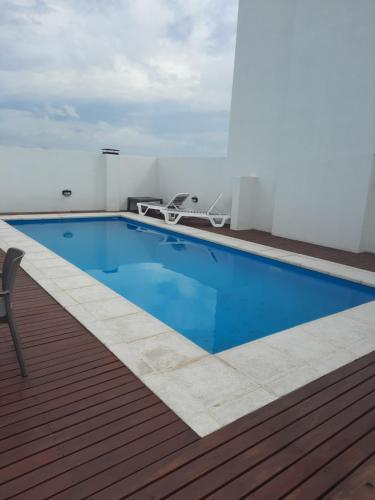 una piscina en la terraza de un edificio en DPTO UN DORMITORIO C/COCHERA- CENTRO VILLA MARIA, en Villa María