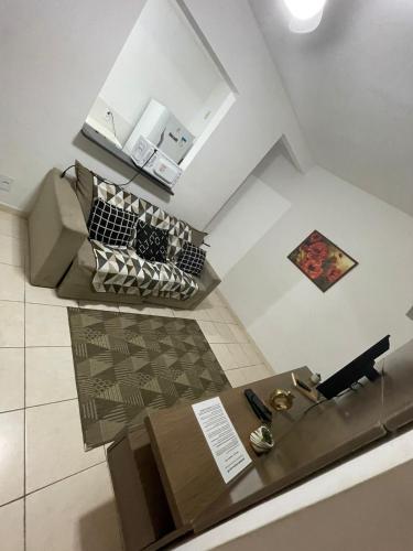 an overhead view of a living room with a couch and a table at Onix Sol e Piscina in Campos dos Goytacazes