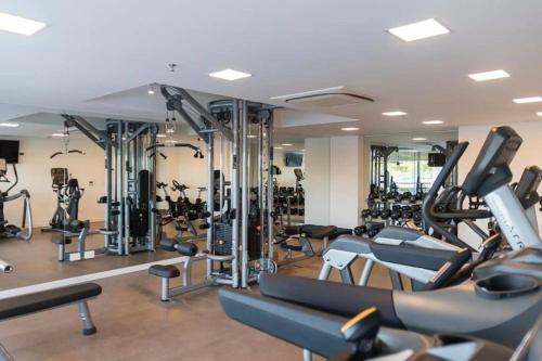 a gym with lots of treadmills and elliptical machines at Hermoso departamento en Skytower in Asunción