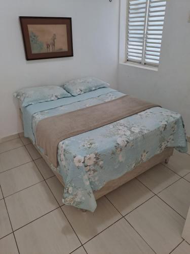 Bett in einem Zimmer mit in der Unterkunft APARTAMENTO ENCANTADOR NA ZONA LESTE in Teresina