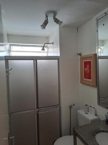 ein Bad mit einer Dusche, einem WC und einem Waschbecken in der Unterkunft APARTAMENTO ENCANTADOR NA ZONA LESTE in Teresina