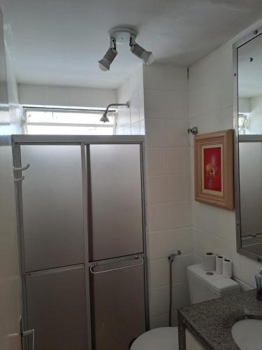 un bagno con doccia, WC e lavandino di APARTAMENTO ENCANTADOR NA ZONA LESTE a Teresina