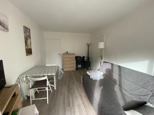 un salon avec un lit et une table dans l'établissement Appartement T2 Centre Arcachon avec Parking, Proche Plage et Commerces - FR-1-319-21, à Arcachon