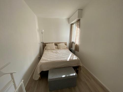 une petite chambre avec un lit et une fenêtre dans l'établissement Appartement T2 Centre Arcachon avec Parking, Proche Plage et Commerces - FR-1-319-21, à Arcachon