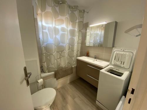 une salle de bain avec toilettes et lavabo dans l'établissement Appartement T2 Centre Arcachon avec Parking, Proche Plage et Commerces - FR-1-319-21, à Arcachon