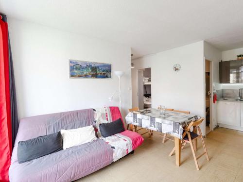 un salon avec un canapé et une table dans l'établissement Appartement T2 avec loggia, 4 couchages, proche plage et commerces, Narbonne-Plage - FR-1-409-128, à Narbonne