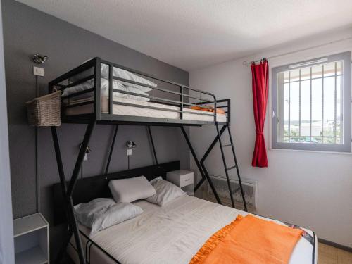 une chambre avec deux lits superposés dans une pièce dans l'établissement Appartement T2 avec loggia, 4 couchages, proche plage et commerces, Narbonne-Plage - FR-1-409-128, à Narbonne
