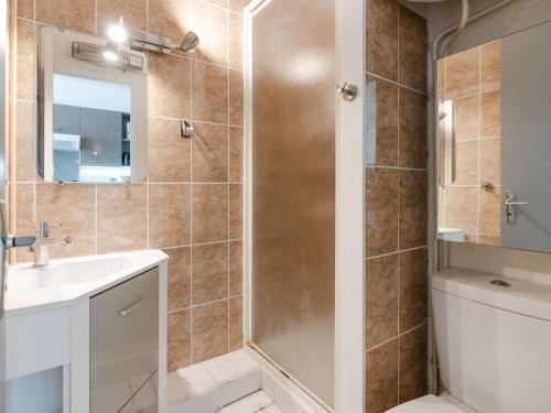 une salle de bain avec une douche, un lavabo et des toilettes dans l'établissement Appartement T2 avec loggia, 4 couchages, proche plage et commerces, Narbonne-Plage - FR-1-409-128, à Narbonne