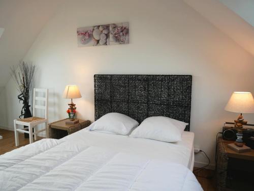 - une chambre avec un grand lit blanc et 2 oreillers dans l'établissement Maison Sarzeau, 4 pièces, 8 personnes - FR-1-639-27, à Sarzeau