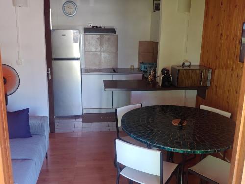 Kuchyň nebo kuchyňský kout v ubytování Appartement idéalement situé