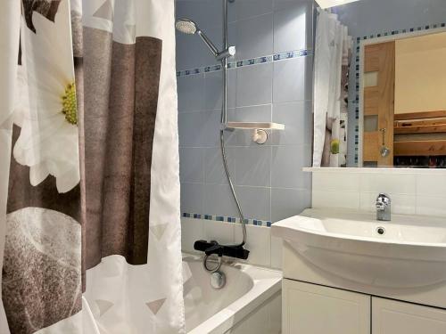 une salle de bain avec une douche, un lavabo et une baignoire dans l'établissement Studio cabine avec piscine, parking privé et terrasse - 4 couchages, Le Lavandou - FR-1-251-478, au Lavandou