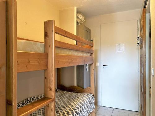 une chambre avec deux lits superposés dans une pièce dans l'établissement Studio cabine avec piscine, parking privé et terrasse - 4 couchages, Le Lavandou - FR-1-251-478, au Lavandou
