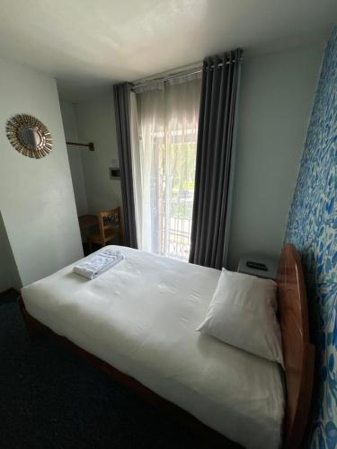 a bedroom with a large bed with a window at Posada Villa Mayor in Cusco