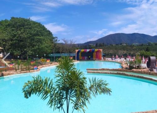 duży basen w parku rozrywki w obiekcie Lindo Chale em Águas de Lindoia w mieście Águas de Lindóia