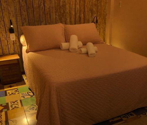 a bedroom with a bed with two towels on it at Casa de Praia - meu lugar em Iriri in Anchieta
