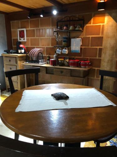 a wooden table with a computer mouse on top of it at Casa de Praia - meu lugar em Iriri in Anchieta