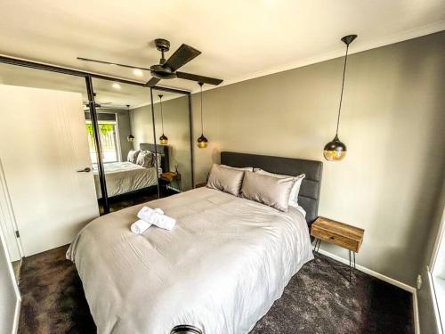 Una cama o camas en una habitación de Geelong West Unit