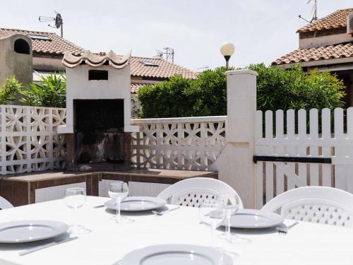 Photo de la galerie de l'établissement Pavillon climatisé pour 5 personnes à Gruissan - Parking, WIFI, proche plage et commerces - FR-1-409-195, à Gruissan