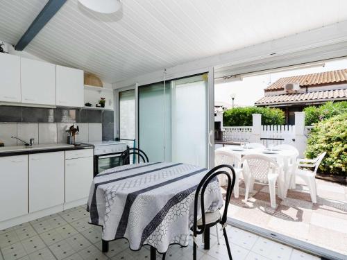 Photo de la galerie de l'établissement Pavillon climatisé pour 5 personnes à Gruissan - Parking, WIFI, proche plage et commerces - FR-1-409-195, à Gruissan