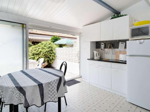 Photo de la galerie de l'établissement Pavillon climatisé pour 5 personnes à Gruissan - Parking, WIFI, proche plage et commerces - FR-1-409-195, à Gruissan