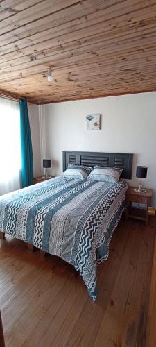Ein Bett oder Betten in einem Zimmer der Unterkunft Cabañas Familiares Puente de Tralca 6