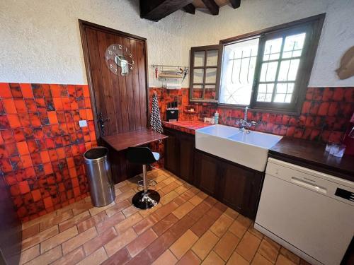 une grande cuisine avec évier et comptoir dans l'établissement Maison 3 chambres avec piscine et vue sur mer - FR-1-726-33, à La Croix-Valmer