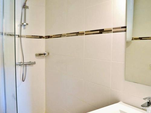 La salle de bains est pourvue d'une douche et d'un lavabo. dans l'établissement Appartement Bormes-les-Mimosas, 2 pièces, 4 personnes - FR-1-251-571, à Bormes-les-Mimosas