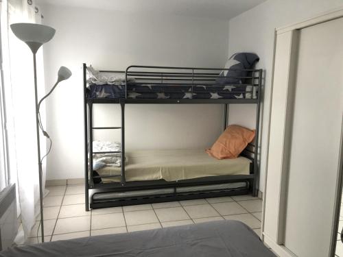 1 Schlafzimmer mit 2 Etagenbetten in einem Zimmer in der Unterkunft Appartement Bretignolles-sur-Mer, 3 pièces, 5 personnes - FR-1-231-296 in Brétignolles-sur-Mer