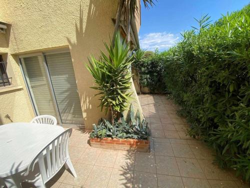 Photo de la galerie de l'établissement Appartement en RDC, accès direct plage, terrasse 30m², parking privé, équipements complets - FR-1-326-795, à Marseillan