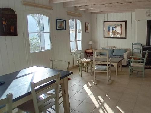 un salon avec une table et une salle à manger dans l'établissement Maison au calme, proche plage et commerces, 6 pers, jardin, cheminée, 3 chambres, classée 3* - FR-1-418-234, au Palais