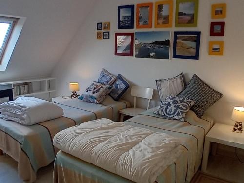 une chambre avec deux lits et un canapé dans l'établissement Maison au calme, proche plage et commerces, 6 pers, jardin, cheminée, 3 chambres, classée 3* - FR-1-418-234, au Palais