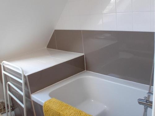 une petite salle de bain avec une baignoire et un lavabo dans l'établissement Maison au calme, proche plage et commerces, 6 pers, jardin, cheminée, 3 chambres, classée 3* - FR-1-418-234, au Palais