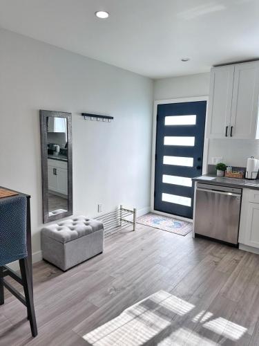 Dapur atau dapur kecil di New built house in Los Angeles!