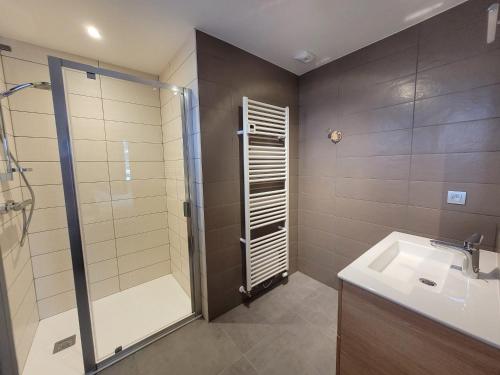 une salle de bain avec douche et lavabo dans l'établissement Appartement rénové, lumineux et calme, au centre des Gets, proche pistes et commodités - FR-1-598-158, aux Gets