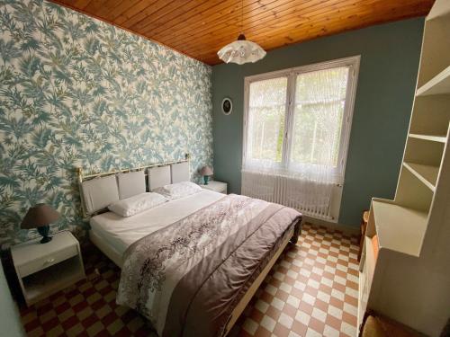 une chambre avec un lit et une fenêtre dans l'établissement Maison de Pays avec Grand Jardin, Proche Centre et Plage - FR-1-231-294, à Bretignolles-sur-Mer