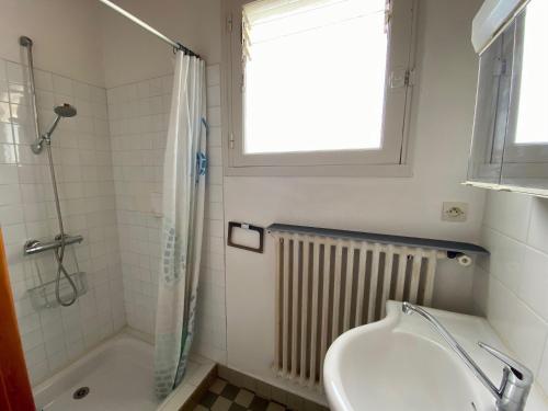 une salle de bain avec une baignoire, un lavabo et une douche dans l'établissement Maison de Pays avec Grand Jardin, Proche Centre et Plage - FR-1-231-294, à Bretignolles-sur-Mer