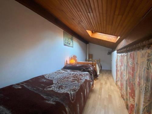 une chambre avec deux lits et un plafond en bois dans l'établissement Villa patio cosy à Capbreton, proche port et centre, avec grande terrasse et parking privé - FR-1-413-233, à Capbreton