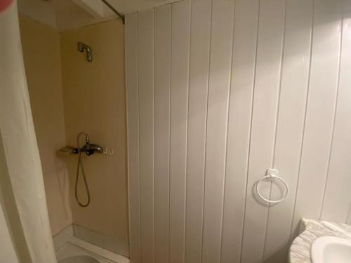 une salle de bain blanche avec une douche et un lavabo dans l'établissement Villa patio cosy à Capbreton, proche port et centre, avec grande terrasse et parking privé - FR-1-413-233, à Capbreton