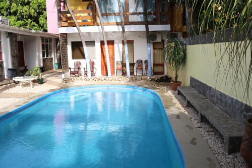Coconut Beach House في بلايا كونشال: مسبح ازرق كبير امام مبنى