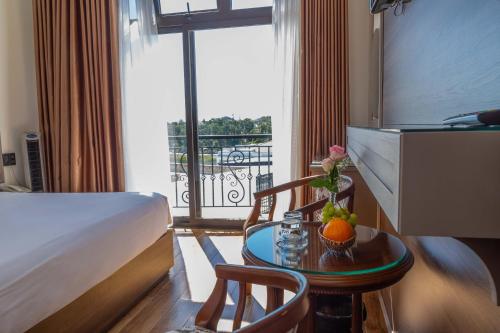 Postel nebo postele na pokoji v ubytování Win Hotel Đà Lạt