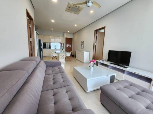 un salon avec un canapé et une télévision dans l'établissement Soho Suites KL City Centre, à Kuala Lumpur