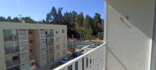 un balcón de un edificio de apartamentos con aparcamiento en Departamento amoblado por día. Villa Alemana, en Villa Alemana