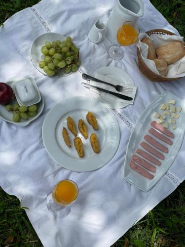 stół z talerzami żywności i owoców na nim w obiekcie Gad Gha Kum - El mensajero Lodge w mieście San Ramón