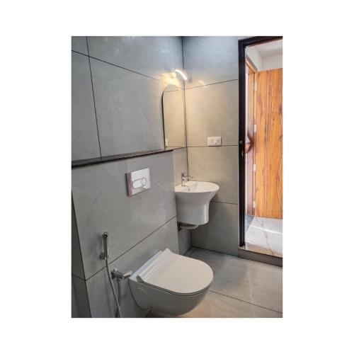 une salle de bain avec toilettes et lavabo dans l'établissement Blossom Valley Cottage, à Munnar