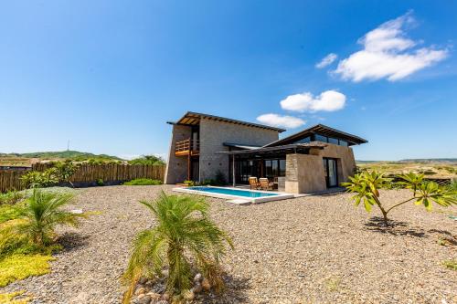 a house on the beach with a swimming pool at Casa Macondo - Casa de playa en Vichayito by WiroHouse in Vichayito